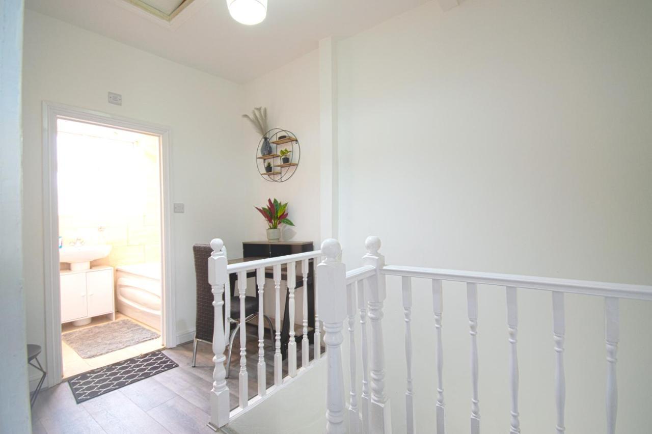 Cosy Family Home W/Wi-Fi, Parking, Self Check-In London Exterior photo